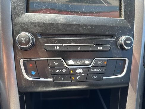 Used 2017 Ford Fusion SE w/ Fusion SE Technology Package image 28