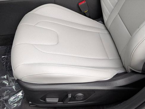 New 2025 Hyundai Elantra Limited image 4