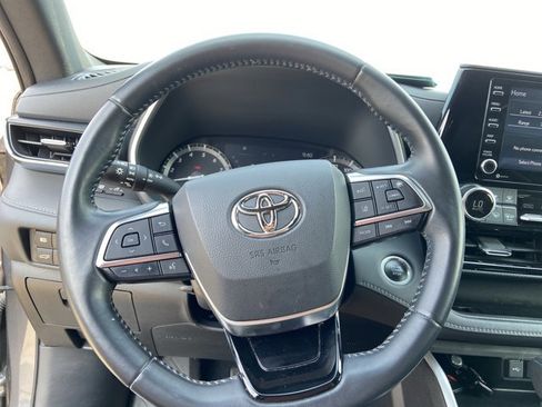 Used 2021 Toyota Highlander XSE FWD image 3
