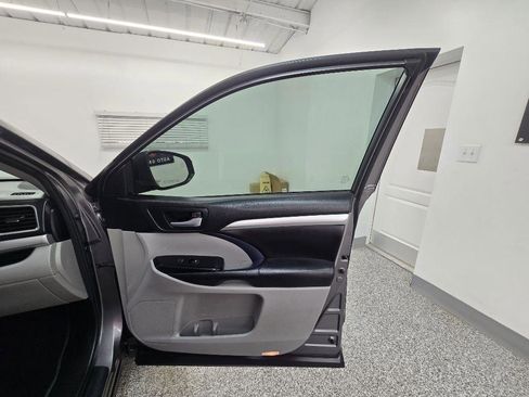 Used 2016 Toyota Highlander XLE FWD image 30