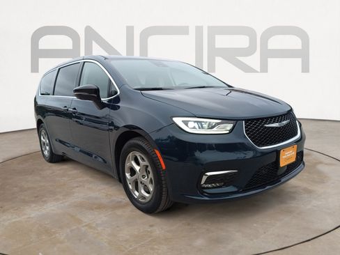 Certified 2024 Chrysler Pacifica Limited image 4