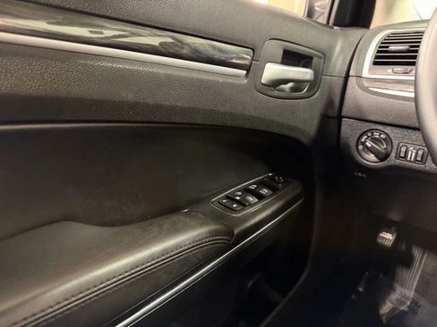 Used 2018 Chrysler 300 Touring image 29