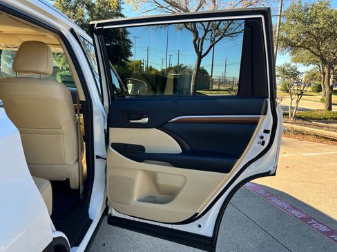Used 2019 Toyota Highlander Limited image 19