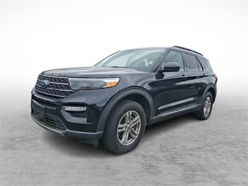 Certified 2022 Ford Explorer XLT w/ Equipment Group 202A image 3