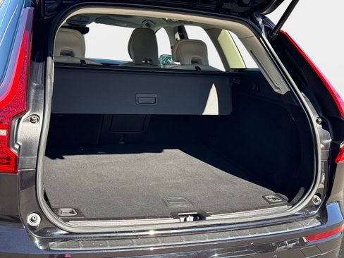 Certified 2023 Volvo XC60 B5 Ultimate w/ Climate Package image 11