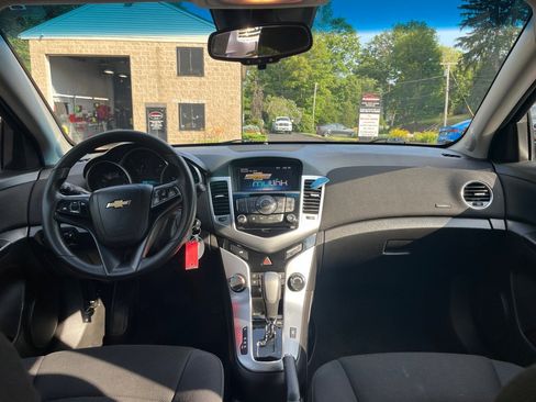 Used 2016 Chevrolet Cruze LT w/ Technology Package image 14