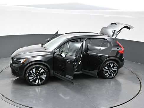 Used 2025 Volvo XC40 B5 Plus image 34