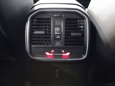 Certified 2025 Porsche Macan image 20