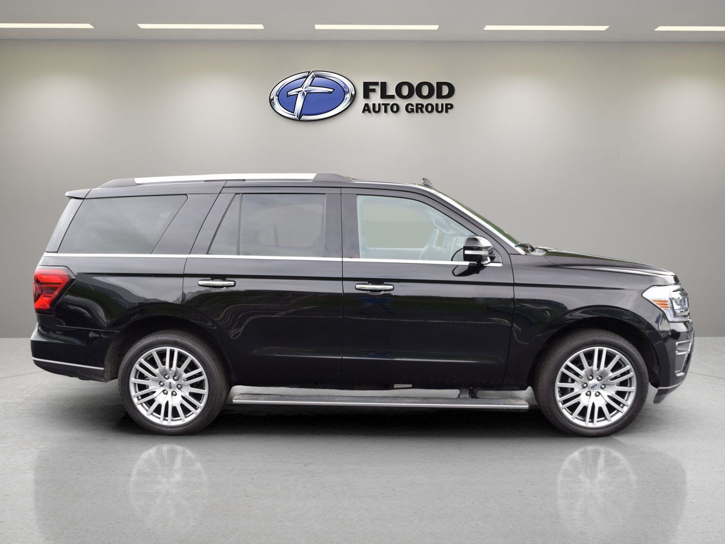 Used 2023 Ford Expedition Limited AWD/4WD image 3