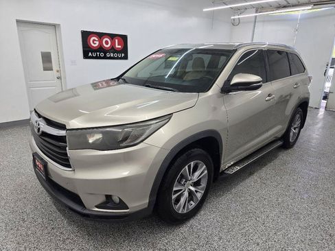 Used 2015 Toyota Highlander XLE FWD image 3