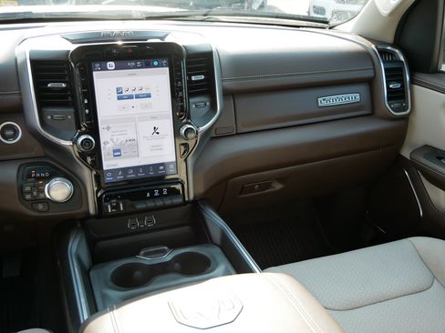 Used 2025 RAM 1500 Laramie AWD/4WD image 11