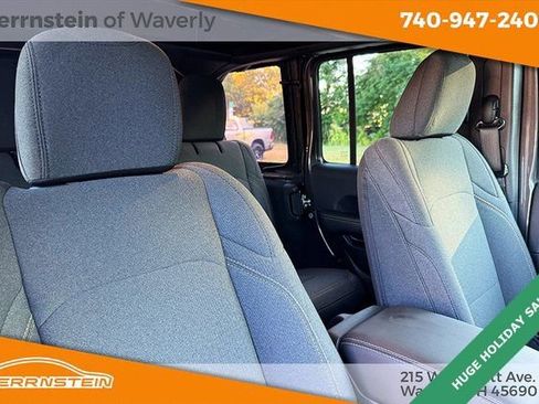 Used 2024 Jeep Wrangler Sahara image 28