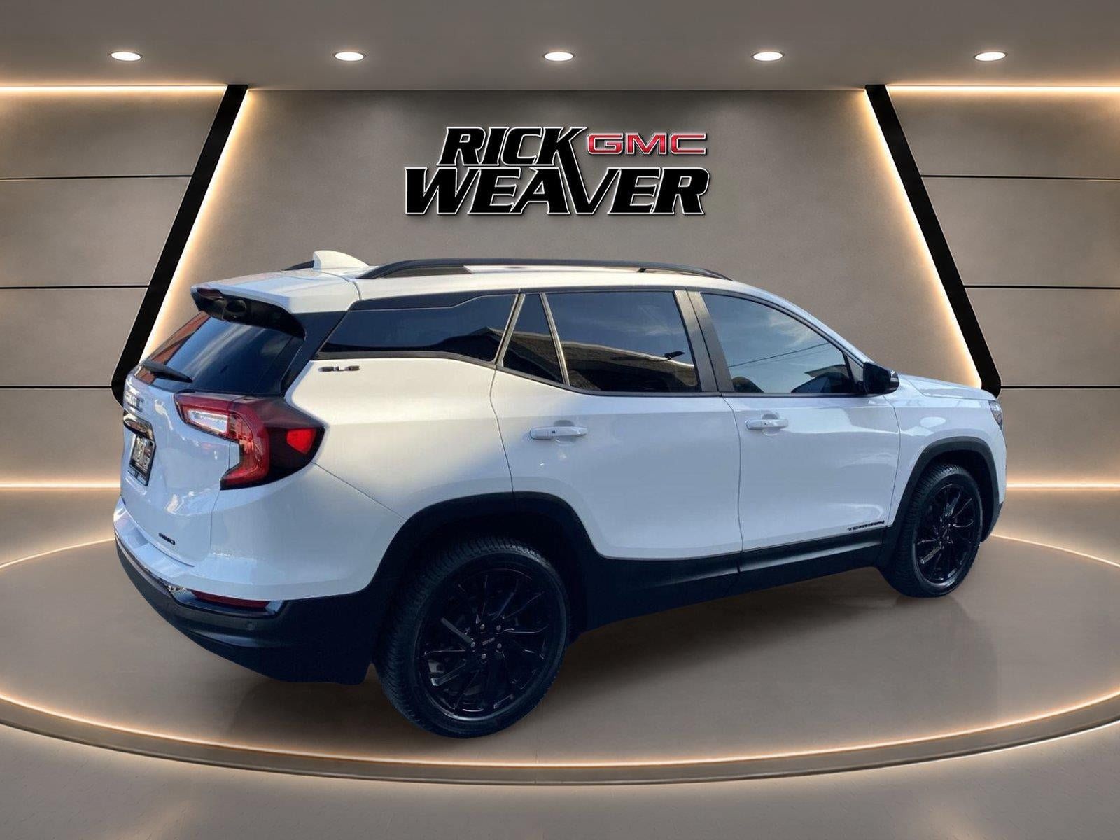 Used 2024 GMC Terrain SLE w/ Driver Convenience Package AWD/4WD image 7