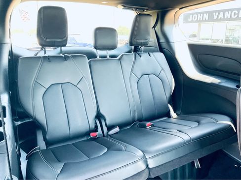 New 2025 Chrysler Pacifica Select image 17