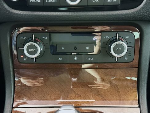 Used 2014 Volkswagen Touareg VR6 image 23