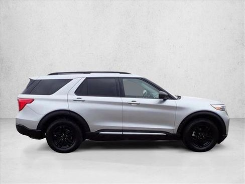 Used 2022 Ford Explorer XLT w/ Equipment Group 202A AWD/4WD image 5
