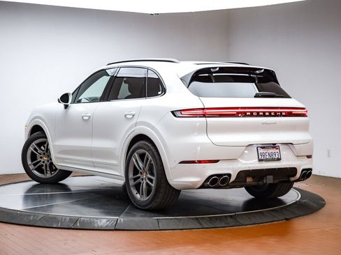 Used 2025 Porsche Cayenne image 3