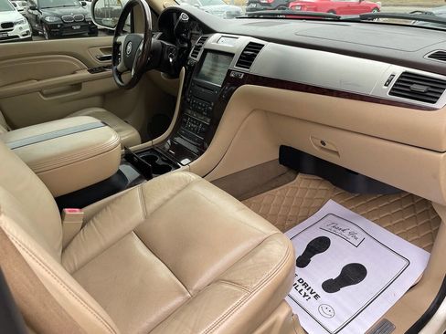 Used 2010 Cadillac Escalade Premium image 17