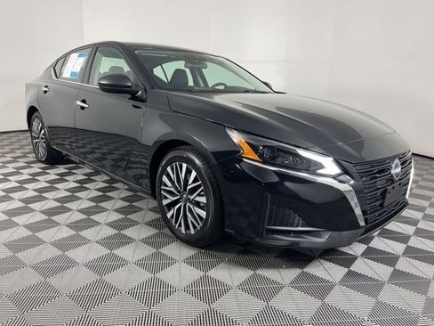 Used 2024 Nissan Altima 2.5 SV FWD image 3