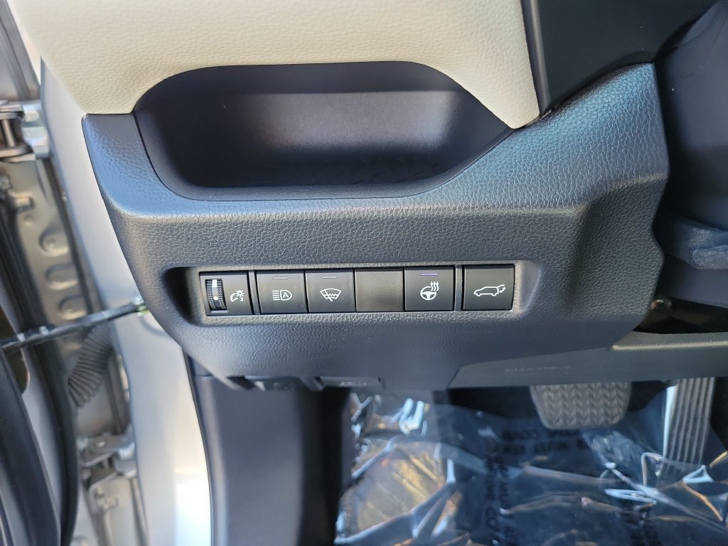 Used 2022 Toyota RAV4 XLE w/ Convenience Package AWD/4WD image 25