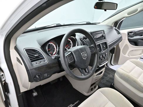 Used 2017 Dodge Grand Caravan SE FWD image 12