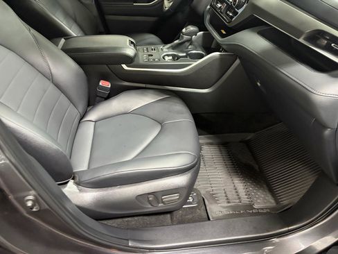 Used 2025 Toyota Highlander XLE image 14