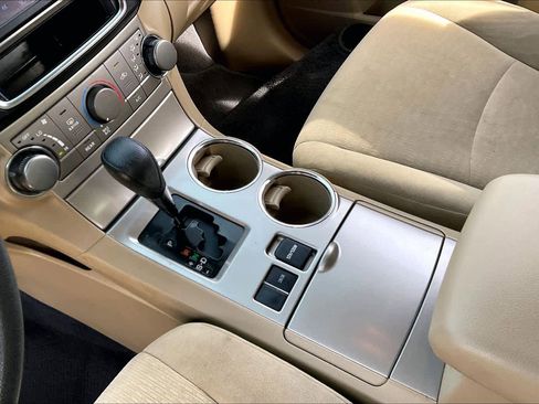 Used 2013 Toyota Highlander Plus image 16