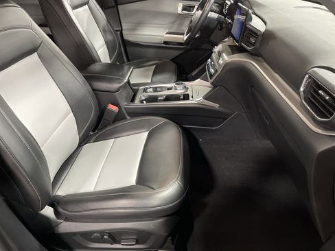 Used 2022 Ford Explorer XLT w/ Equipment Group 202A image 14