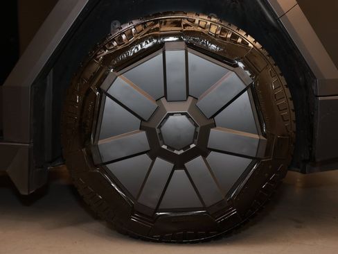 Used 2024 Tesla Cybertruck AWD Crew Cab image 26