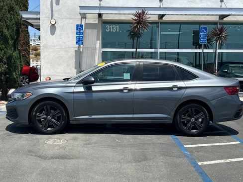 Used 2023 Volkswagen Jetta SE w/ Panoramic Sunroof Package FWD image 7