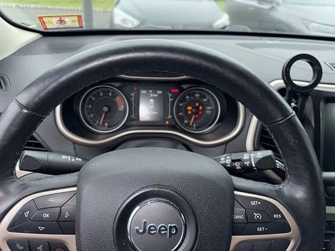 Used 2017 Jeep Cherokee Latitude w/ Comfort/Convenience Group AWD/4WD image 10