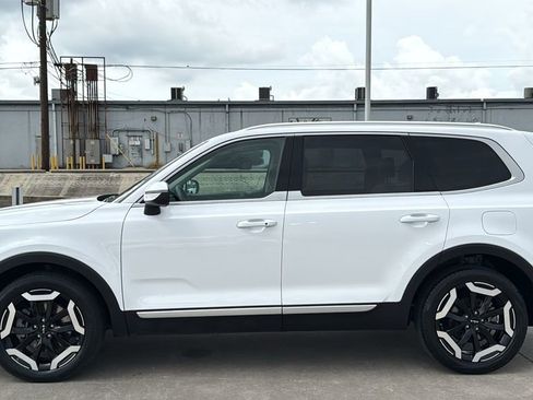 Used 2024 Kia Telluride EX w/ EX Captain's Chair Package FWD image 2