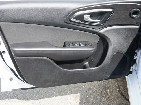 Used 2016 Chrysler 200 Limited FWD image 10