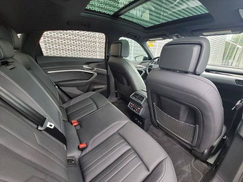 Used 2024 Audi Q8 e-tron Premium Plus w/ Premium Plus Package AWD/4WD image 18