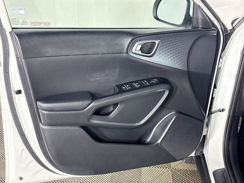 Certified 2020 Kia Soul S image 11
