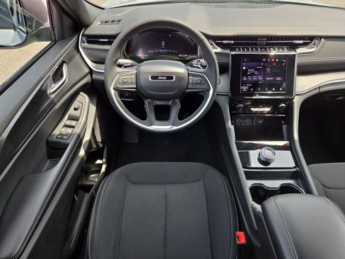 Used 2025 Jeep Grand Cherokee Laredo RWD image 12