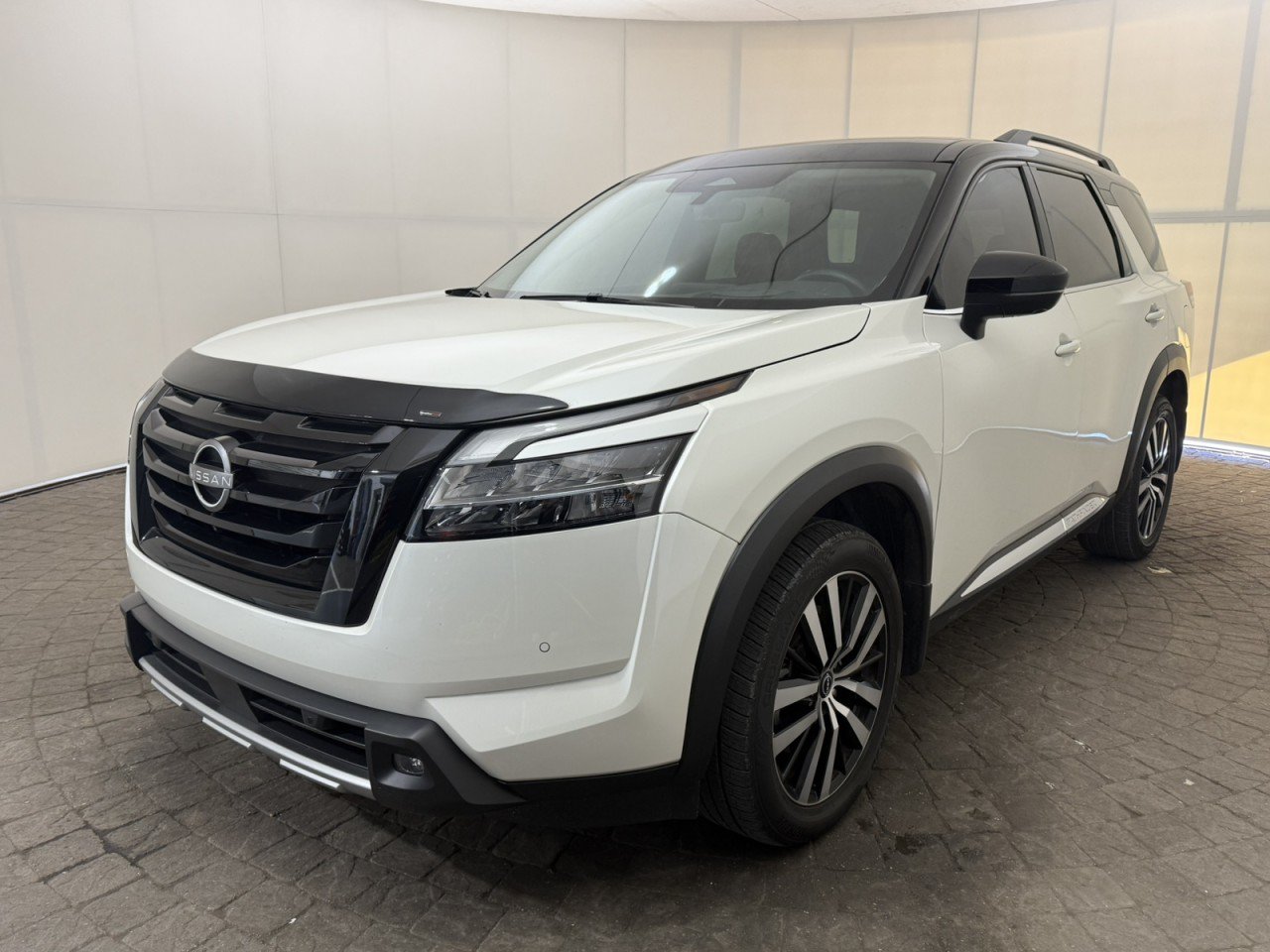 Used 2023 Nissan Pathfinder Platinum AWD/4WD image 3