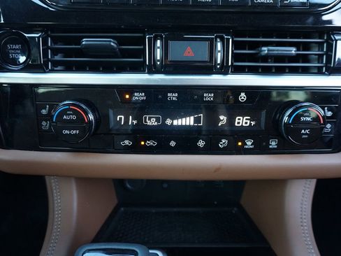 Used 2025 Nissan Pathfinder Platinum image 12