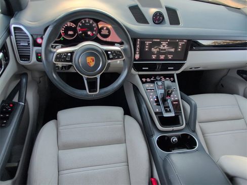 Used 2021 Porsche Cayenne w/ Premium Package image 8