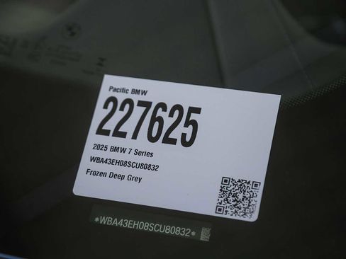 Used 2025 BMW 750e xDrive w/ Premium Package image 24