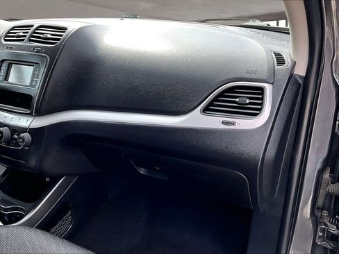Used 2019 Dodge Journey SE FWD image 18