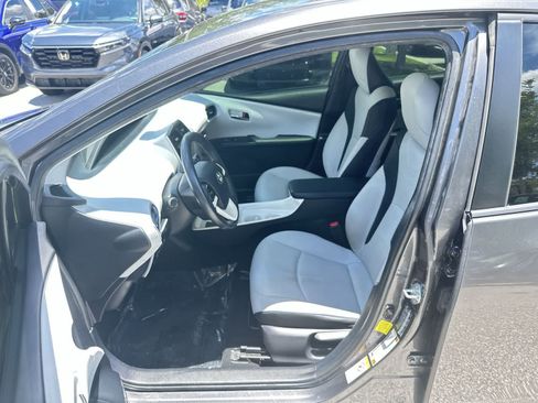 Used 2018 Toyota Prius Three Touring FWD image 2