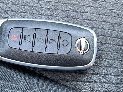 Used 2025 Nissan Rogue SV image 27