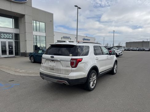 Used 2017 Ford Explorer XLT w/ Equipment Group 202A image 3