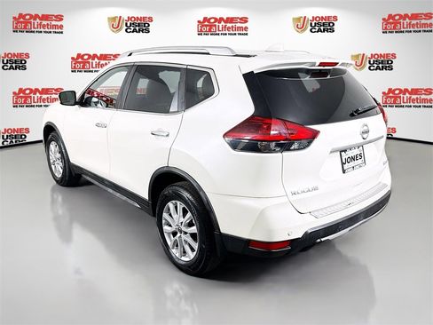 Used 2020 Nissan Rogue SV image 2