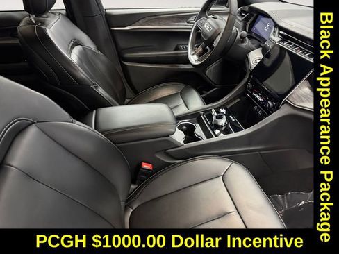 Used 2024 Jeep Grand Cherokee Limited w/ Black Appearance Package image 4