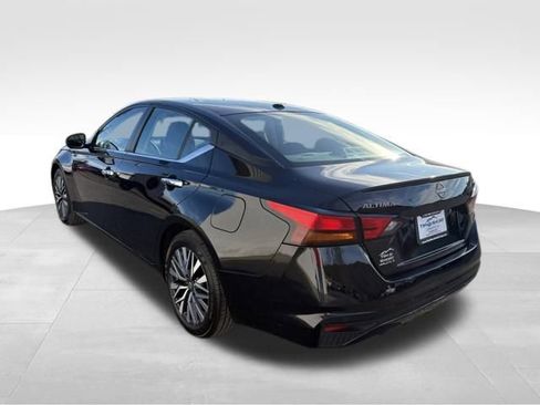 Used 2024 Nissan Altima 2.5 SV image 11