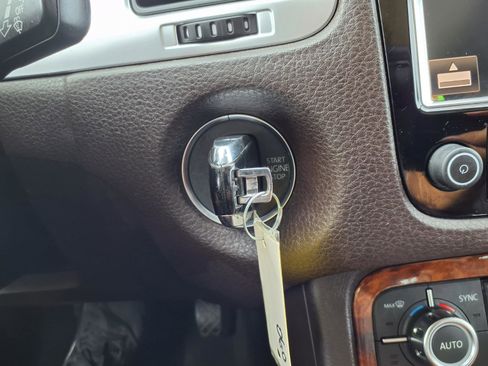 Used 2012 Volkswagen Touareg Sport image 11