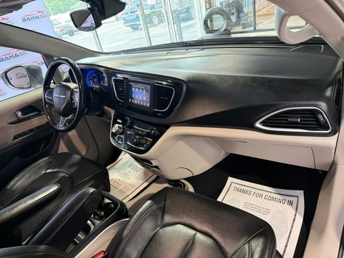 Used 2020 Chrysler Pacifica Touring-L FWD image 37