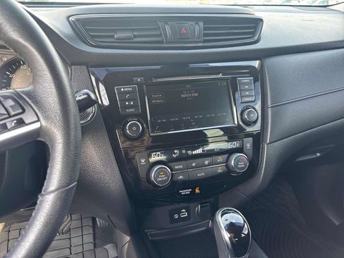 Used 2019 Nissan Rogue SV image 16